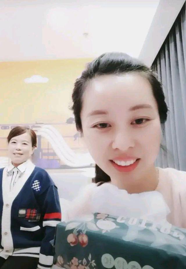 国庆$国庆节许敏和杜新枝展开亲情竞赛,分别秀团聚,其效果截然相反