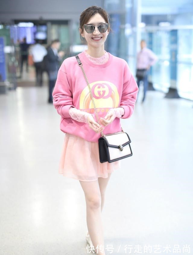 张天爱|针织衫已经过时了,现在流行穿这种“初恋衣”,温柔减龄又百搭!