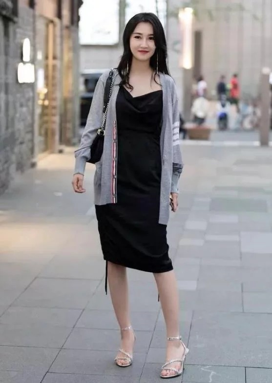 街拍:明眸善睐的美女,身穿拼接连衣裙,尽显完美气质好身材