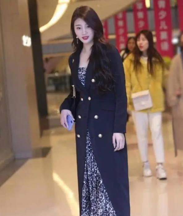 街拍：清新靓丽的时尚美女，系一根彩色发带，连衣裙漂亮大方