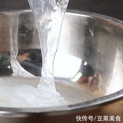 胶质体|夏日美味小吃豌豆凉粉---可以吸溜着吃