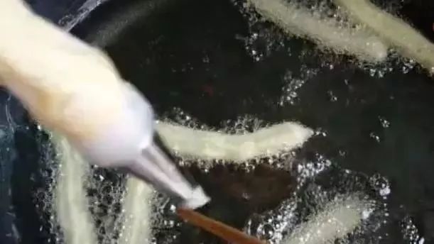 这油条不加添加剂，不揉面不发面，酥嫩可口，20分钟就可以做一锅