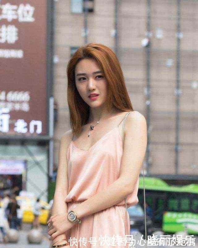 小姐姐|街拍:丰腴美女利落的短发穿紧身连衣裙,展现凹凸有致的身材!