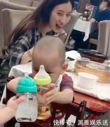 画面|妈妈带2岁宝宝出门吃饭,隔壁桌也坐着宝宝,结果画面有趣极了