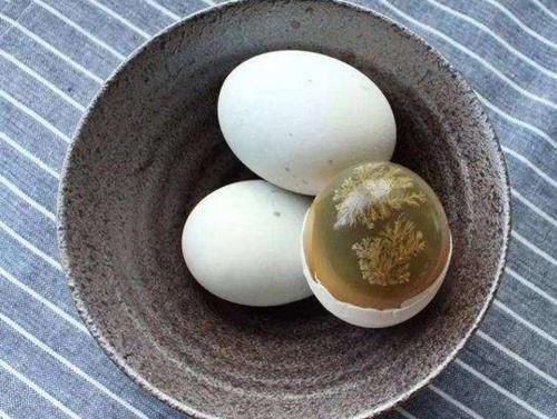 买皮蛋时，碰到这“4种”不要买，8毛一个也不要，商贩自己都不吃