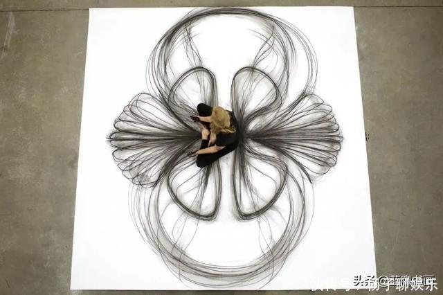 她是美院女学生,用自己的身体在纸上画画,却被认为是在恶搞