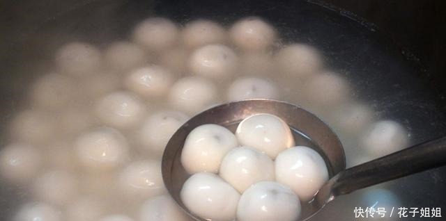 煮汤圆,是用冷水下锅还是热水一开始就错了,难怪会露馅破皮!