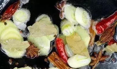 焯水|无论炖鲜鸡冻鸡，切记不要焯水，大厨教你一招，肉鲜嫩营养不流失