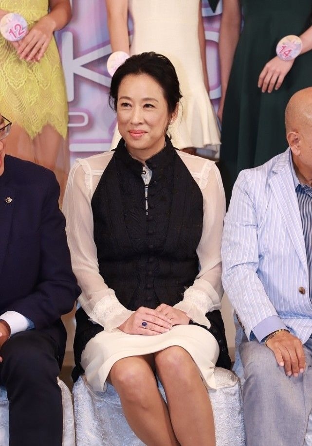 外套|朱玲玲到底是“阔太太”,白色连衣裙配黑外套简约高级,清爽利落