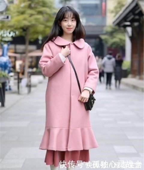 吊带|街拍:娇小玲珑的美女,身穿吊带搭配牛仔热裤,尽显女神风采