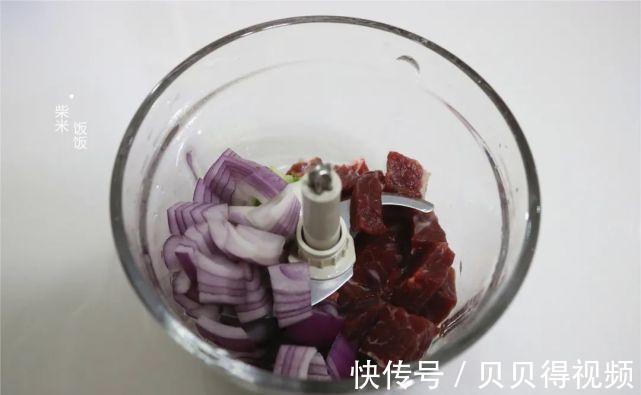 牛肉别总炖着吃了,试试这个做法,咬一口爆汁,早餐吃不错