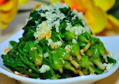 菠菜是一道美味的家常菜，维生素含量比较高，营养丰富，好吃美味