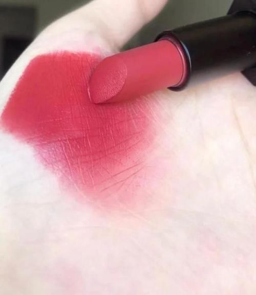 “樱花色”口红太惊艳，少女感减龄又气质，黄皮盲选不踩雷