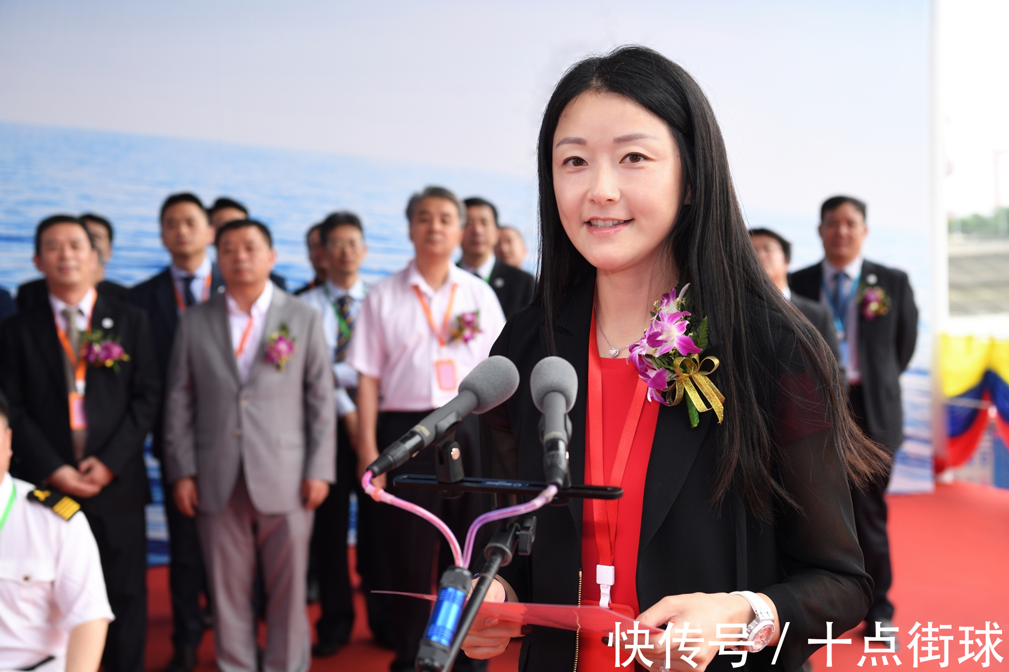 李贤义|中国网球传奇春节送祝福!25岁嫁香港百亿富豪,7年内生了4个孩子