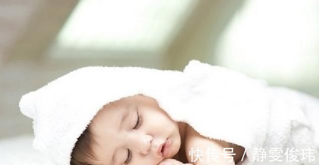 宝宝|妈妈怕打扰宝宝偷偷起床,可接下来宝宝萌萌的表现,让妈妈很暖心