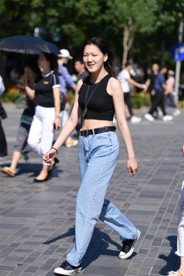 一字肩|小姐姐身穿一字肩上衣,下半身搭配黑色短裤,清新靓丽又显气质