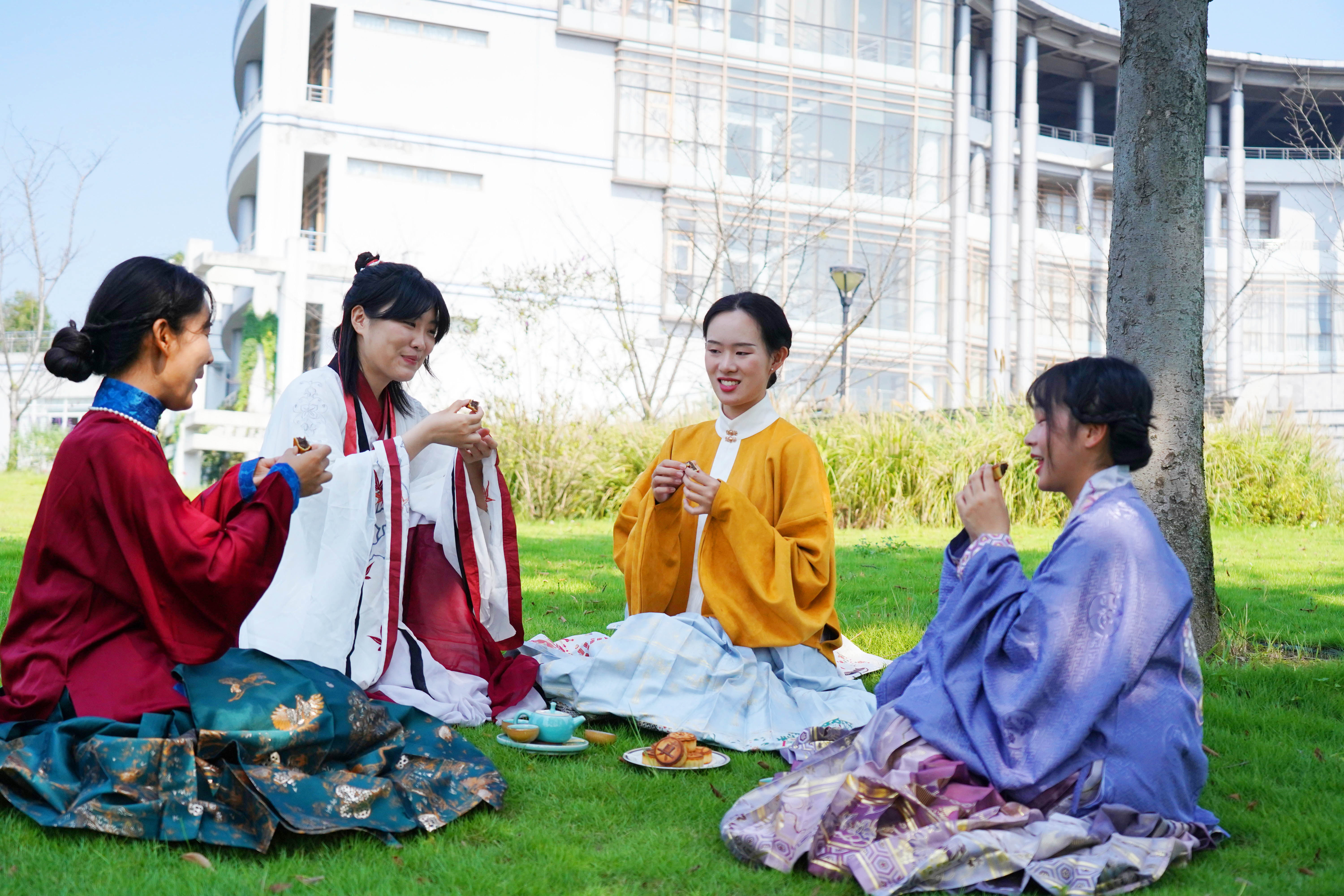 传统文化！大学生汉服爱好者 品月饼迎中秋