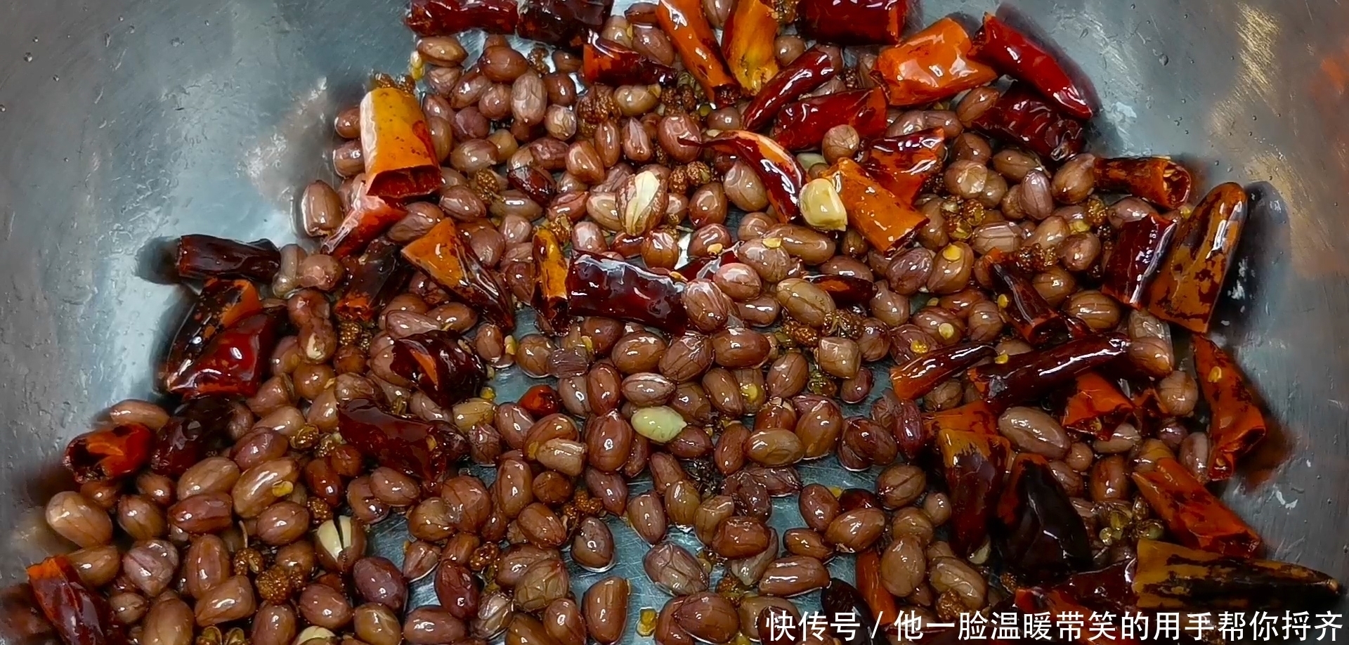 饭店|炒花生米时,掌握这些小诀窍,花生米不黑不糊,放一个月都嘎嘣脆