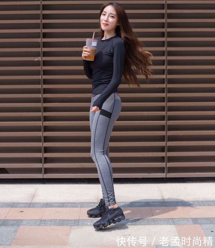 小姐姐 街拍紧身打底裤小姐姐的搭配时尚柔美,时髦有个性