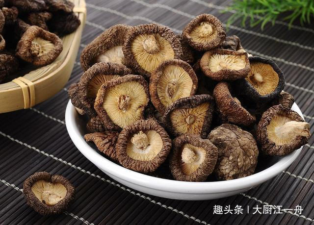 买香菇时，挑颜色深的还是浅的的菜农教你4招，别再买错了