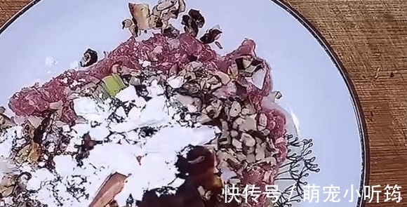 入秋进补,肉别总炒着吃了,搭配这食材,上锅蒸熟浇上料,真鲜香