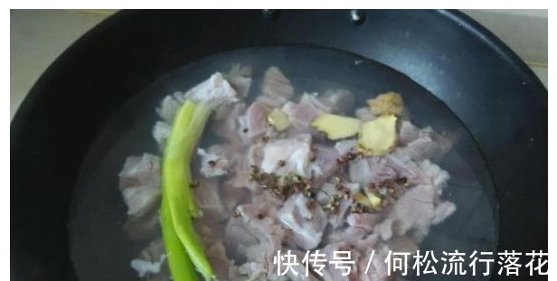 羊肉|炖羊肉汤，奶奶教我“老方法”，只需3种调味料，汤汁透鲜好喝！