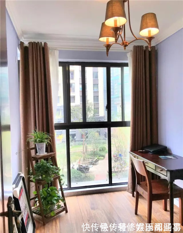 餐厅|106平现代风三居室,横木吊顶的走廊将休闲的乡村风味带到室内