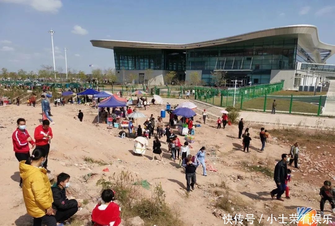 广西一机场成春节打卡景点，满山坡地摊生意火爆