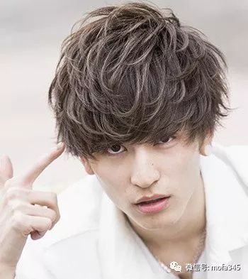 男生烫什么发型蓬松好看，凸显出别致的气质感！