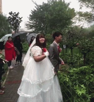 |搞笑GIF：好眼熟的妹子啊，请问你演过电影吗？哈哈哈