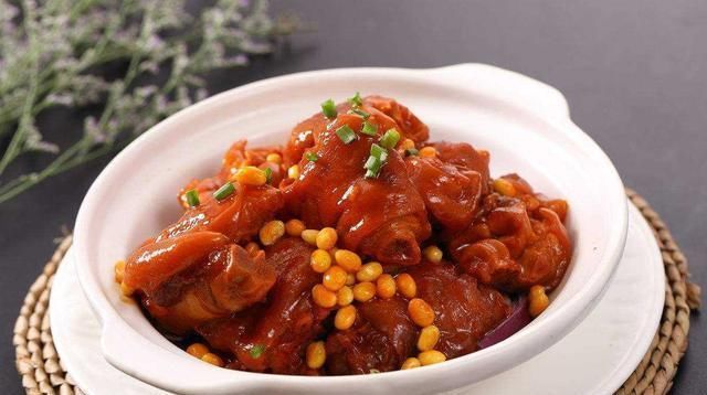 黄豆|学会这样做猪手煲黄豆,美味解馋超好吃,吃一次就让人念念不忘