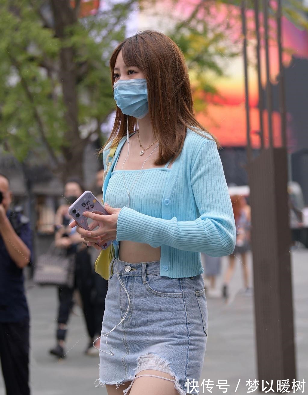 中长发 学会对穿搭做减法,试试“牛仔短裙+针织短衫”,休闲雅致又舒适