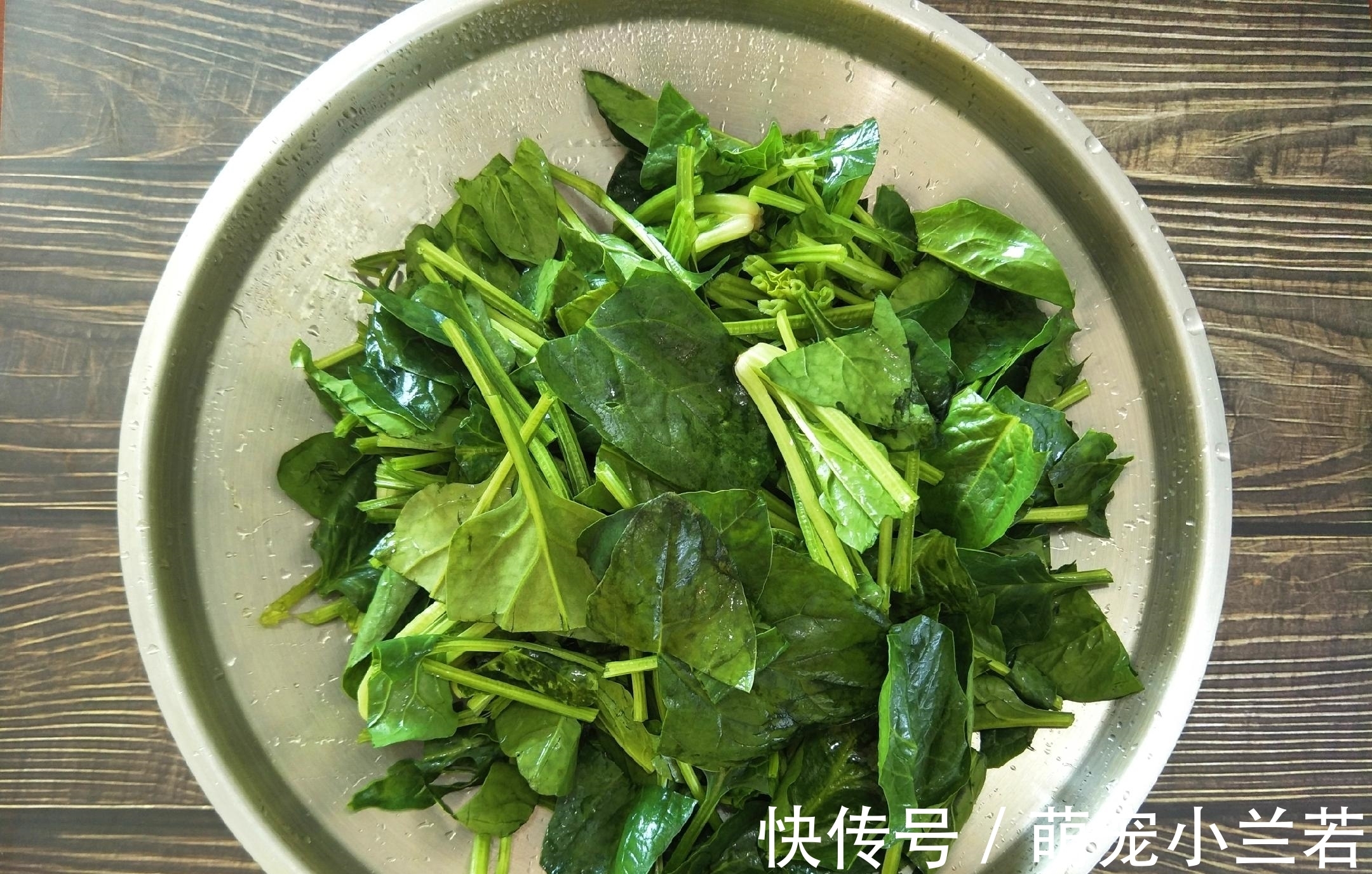 炒菠菜时,需要先焯水吗?教你好吃的做法,菠菜翠绿又入味