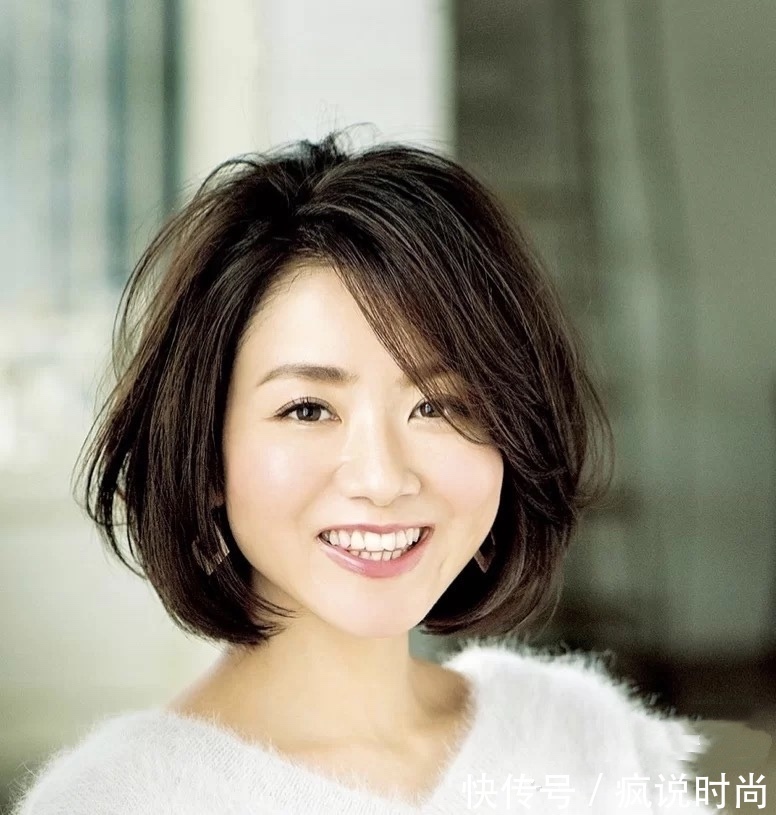 烫发 适合50岁大圆脸女人的发型，选择适合自己的发型，才更显年轻
