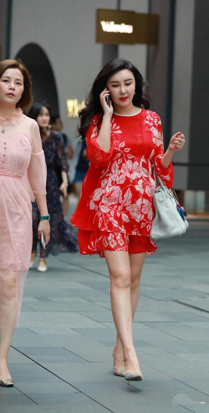 街拍阿姨不在意世俗的眼光,穿得红红火火,太吸睛了吧