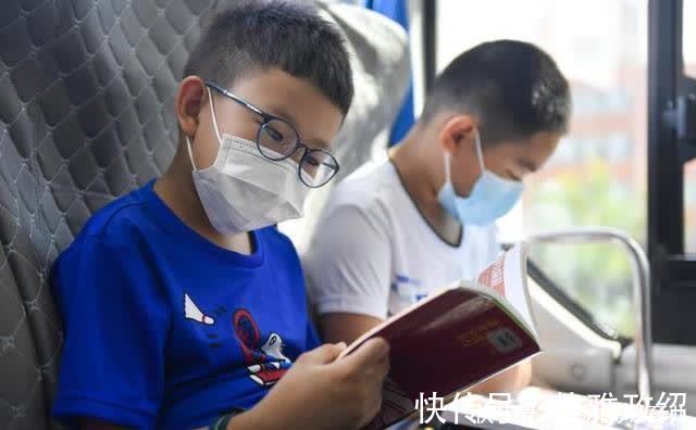 睡眠时间|不让玩手机,就不会近视?孩子4个用眼坏习惯,看书也能近视