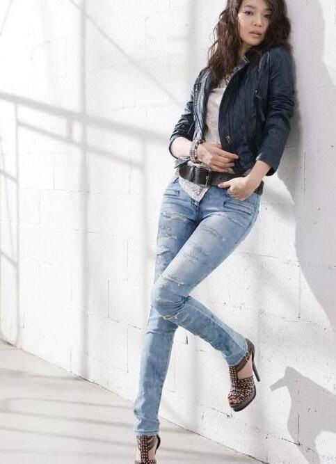 身材高挑|街拍:身材高挑的小姐姐黑色小吊带配短裙,长发飘飘,温婉动人