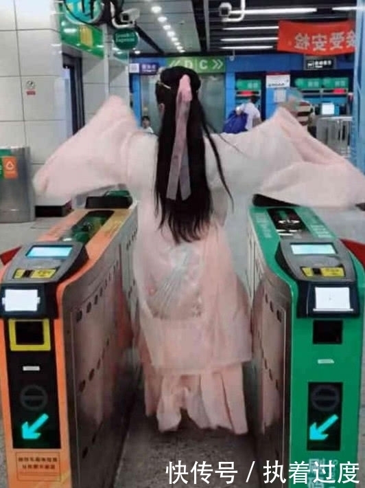 母仪天下|美女穿汉服过刷码机,害怕夹住袖子,“母仪天下”的姿势服了