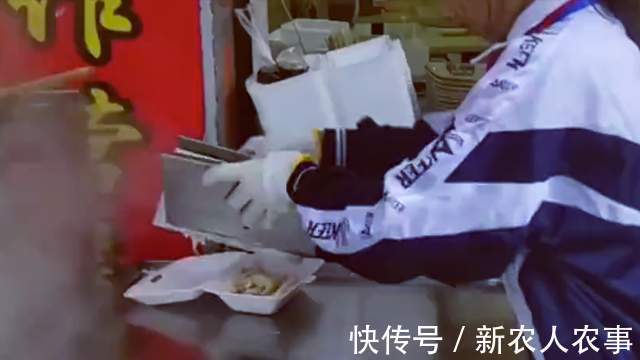 原生家庭|小女孩让妈妈照顾客人,自己给自己做早餐,网友:别人家的好孩子