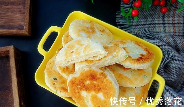 平底锅版的葱香烧饼,外酥里软又多层,按照这方法操作,一次成功!