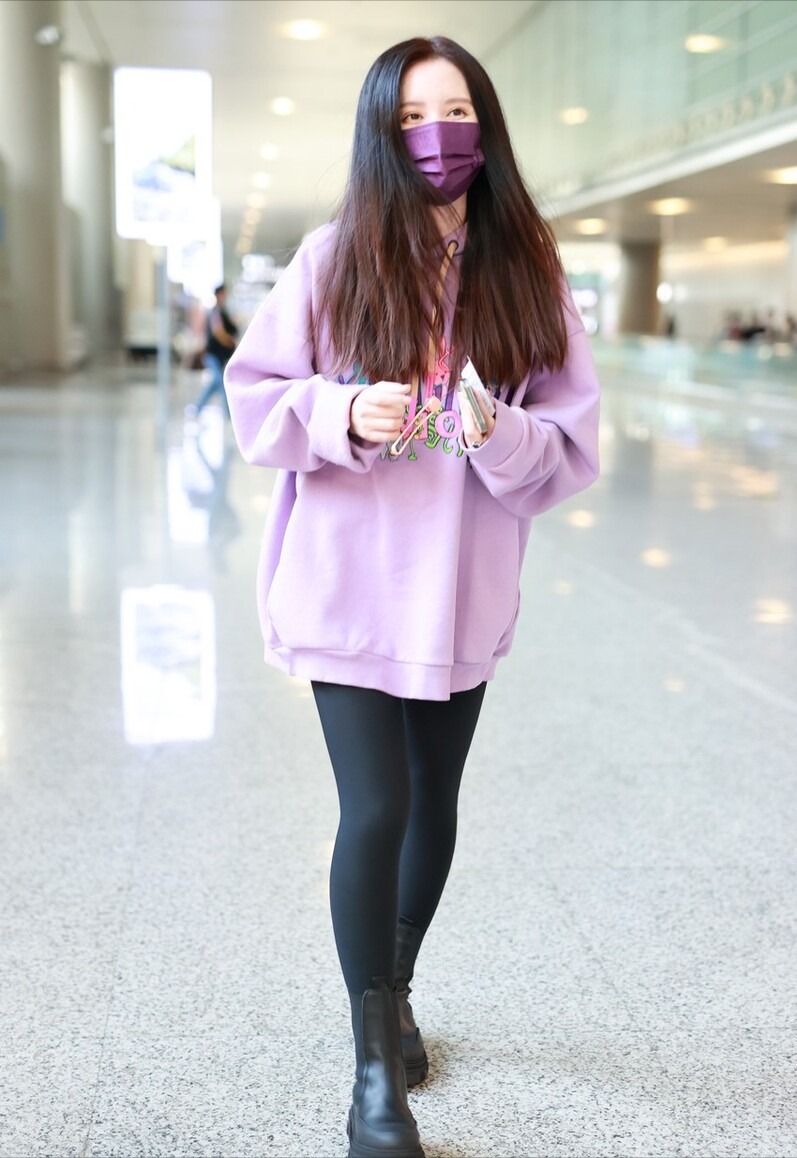 搭配|恋爱实锤?马伊琍携中年男子走机场,穿2千男士卫衣皱巴巴像地摊