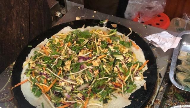 徐州|大妈摆摊做菜煎饼,一出摊就被人围住,七元一张三十种蔬菜随便卷