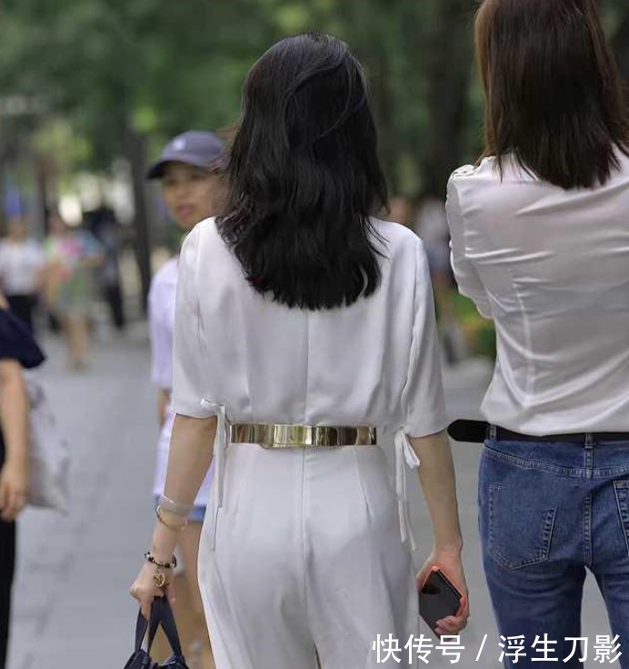 金腰带|美女腰间绑着一条金色腰带，在街上格外亮眼