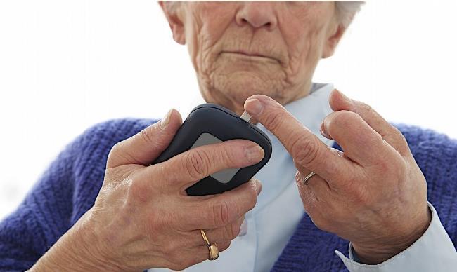 糖尿病患者要小心5个症状,提醒你糖尿病肾病来了,早发现早控制