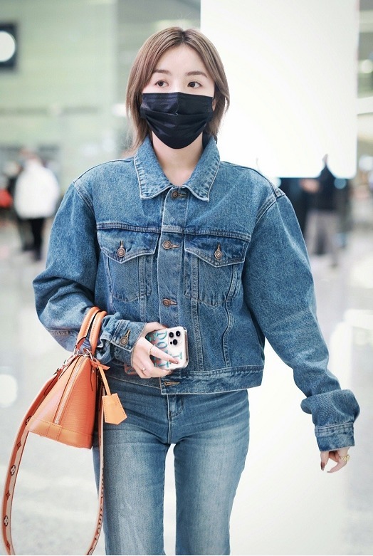 女明星安崎真会穿!一身牛仔套装搭配短发个性洋气,简洁又利落