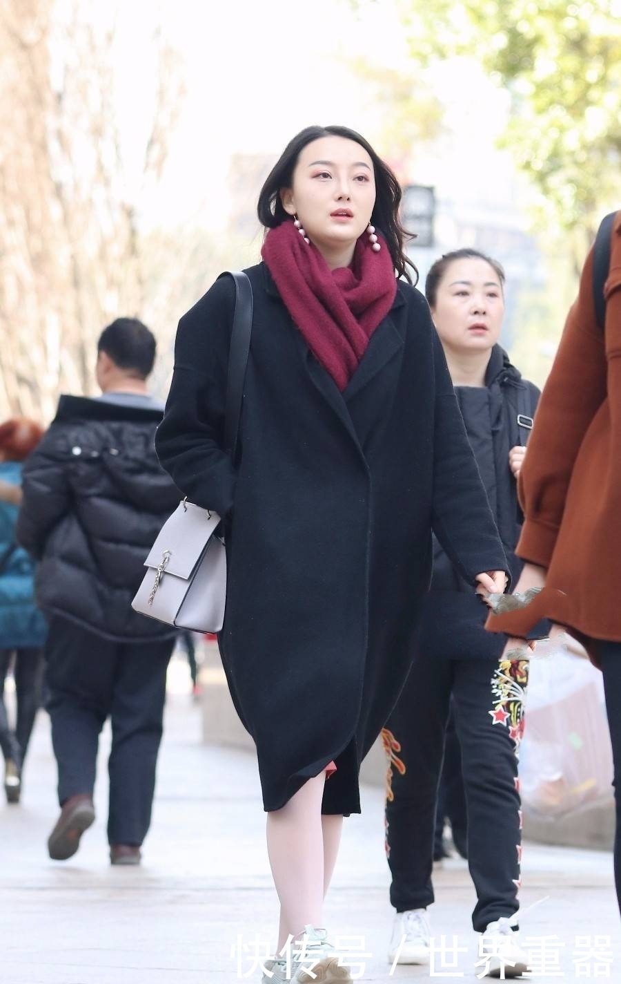 街拍:小姐姐休闲裤非常的光滑,给人一种十分高贵的感觉!