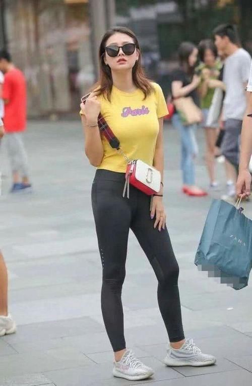 短袖 简洁的瑜伽裤搭配清爽的短袖，美丽又大气，性感十足！