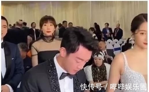 众星合照郑恺站错位,发现自己“咖位”不够,满脸通红往后退