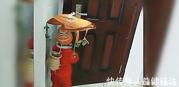 竹篓|雨天宝宝非要出去耍,然后就成了这样,网友:要“登基”啊!