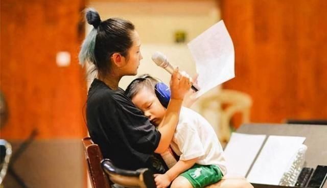 4个孩子两个爹,哭诉养不起的何洁,前夫才是真悲哀